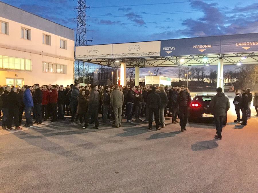 Los trabajadores, a las puertas de la factoría en Granda