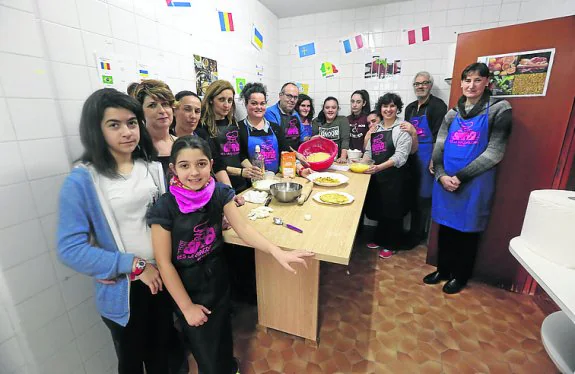 Niños y padres participaron ayer en el taller. 