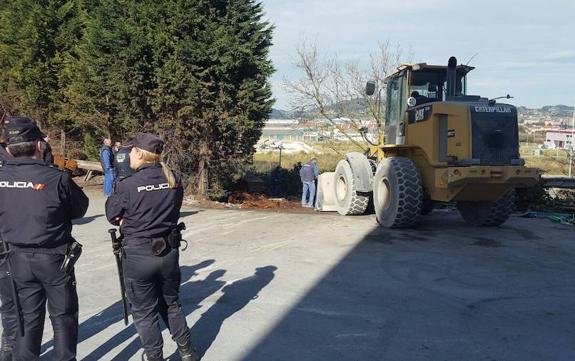 Dos agentes de Policía, a la entrada de Agalsa, facilitaron la entrada de un camión de Oxicinc. 