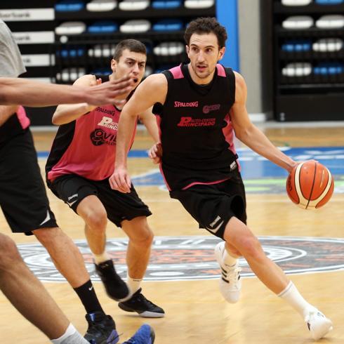 El alero Víctor Pérez, durante el entrenamiento de ayer. 