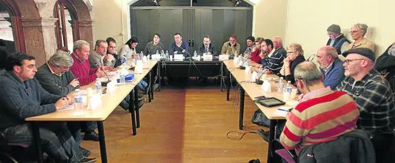 José Luis Trabanco, alcalde de Grado, presidió la reunión en defensa de la línea de Feve. 