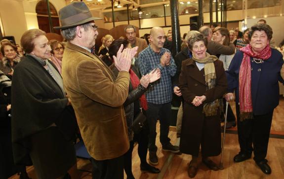 A la derecha, Fina y Elvia Clemente, recibidas con aplausos en Trascorrales. 