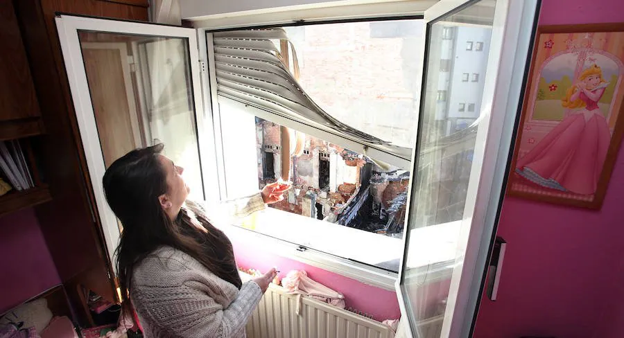 Las persianas de Montse Añón están completamente derretidas a causa del calor emanado por el fuego del bazar de Pumarín. 