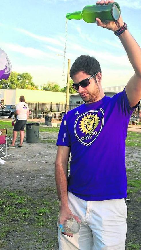 Abraham escancia un culín antes de un partido del Orlando City.