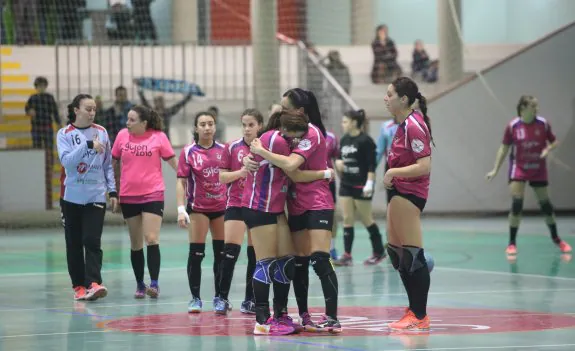 Las gijionesas, abatidas al final del encuentro, ayer, en el Pabellón de La Arena. 