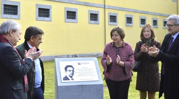 Oviedo homenajea al rector Leopoldo Alas Argüelles con una placa en el lugar de su fusilamiento