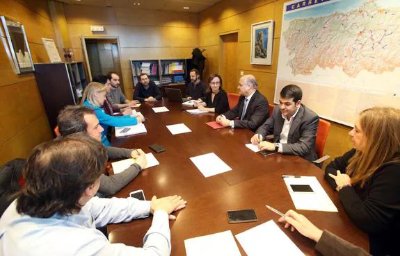 La consejera, cuarta por la derecha, en la reunión con Foro, Podemos, IU, Ciudadanos y PSOE. 