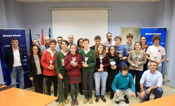 Los alumnos de los tres equipos mejor clasificados recibieron una copa individual por su esfuerzo. 