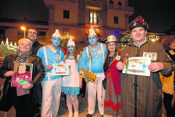 Los Reyes del Goxu y la Faba posan con los premiados por la Cofradía de la Sardina Arenque ayer en la plaza Mayor de Llaranes. 