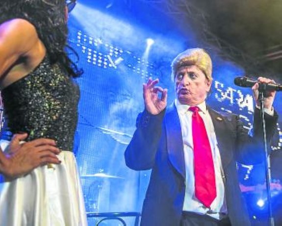 Javier Gurruchaga imita a Donald Trump en el show. 