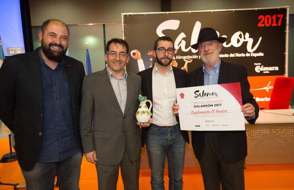 Miguel Llano, redactor de Yantar, Ángel M. González, director adjunto de EL COMERCIO-LA VOZ DE AVILÉS, Manuel Campa, concejal de Promoción Económica, y Eufrasio Sánchez, crítico gastronómico del suplemento, ayer tras recoger el premio Salenor. 