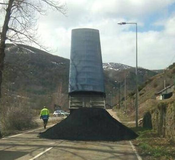 Un camión de carbón vaciado sobre la calzada en la zona de Villaseca de Laciana durante recientes protestas de los mineros. 