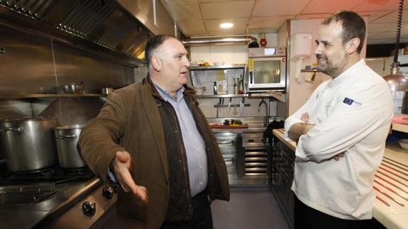 José Andrés (izquierda), el pasado martes, durante su visita al restaurante Auga, de Gijón.