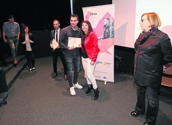 Uno de los participantes recibe su diploma bajo la mirada de la alcaldesa Mariví Monteserín. 