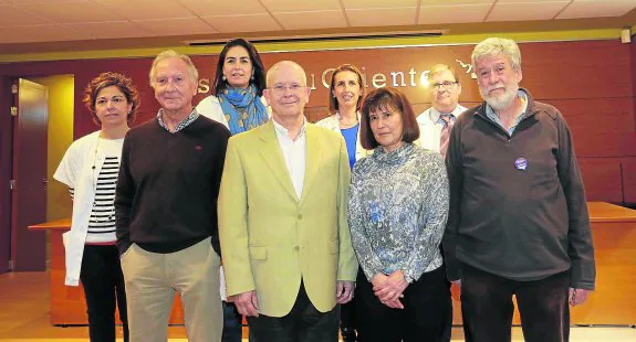 De izquierda a derecha, en primera fila, Arturo Ezquerro, José Miguel Liaño, María Pilar Toro y Manuel Colinas. Detrás, María Teresa Alonso, Margarita Pendás, Carmen Buergo y Francisco Manuel Álvarez, todos ellos miembros del equipo directivo del Área Sanitaria VI. 