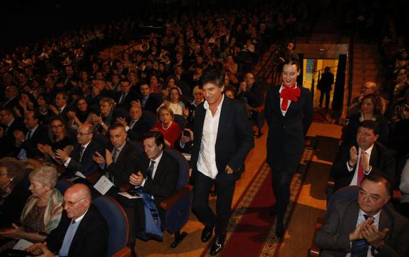 Carlos López Otín, a su entrada en el patio de butacas del Nuevo Teatro de La Felguera 