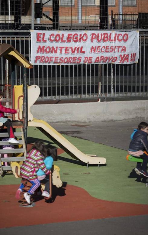 Pancarta instalada a principios de curso en el colegio. 