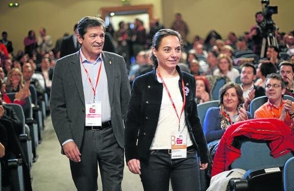 Javier Fernández y la secretaria general del PSOE madrileño, Sara Hernández, a su llegada al acto. 