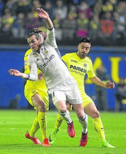 El madridista Bale, perseguido por dos jugadores del Villarreal. 