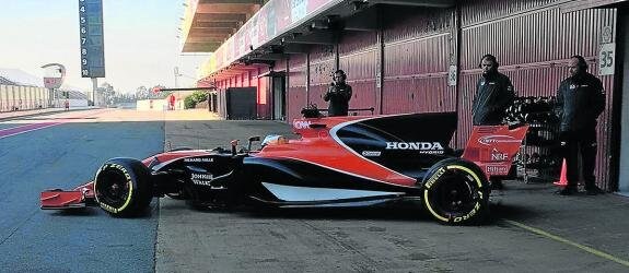 El MCL32, con el asturiano a los mandos, sale del box de McLaren en el trazado de Montmeló. 