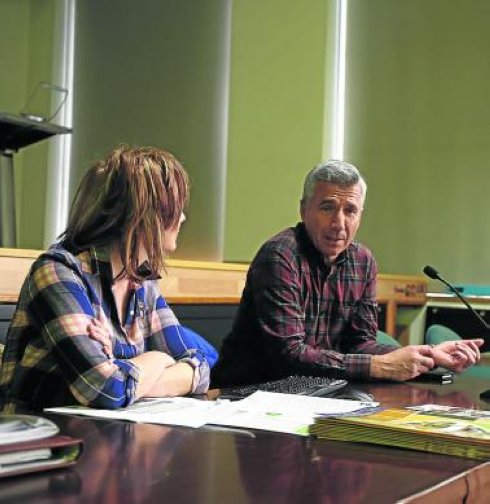 La gerente María Jesús Alonso y el alcalde coyán Marcelino Martínez, ayer, durante la reunión en Laviana. 