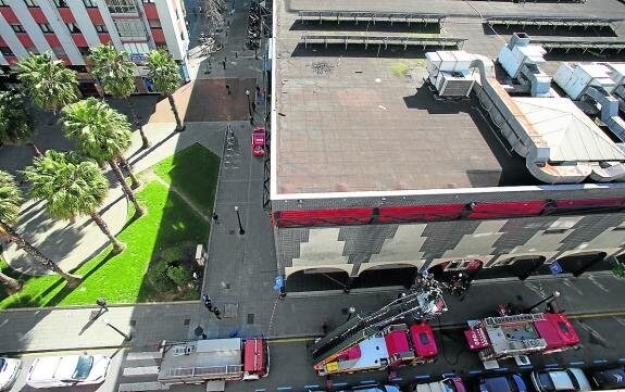 Azotea del centro comercial donde los bomberos rompieron una claraboya para ventilar. 