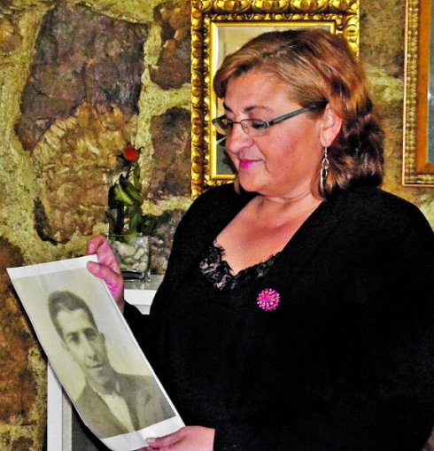 Maribel Luna muestra una foto de su abuelo Aquilino Baragaño, en su casa de Oles. 