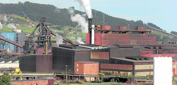 La factoría gijonesa de la multinacional ArcelorMittal, una de las empresas asturianas más afectadas por la decisión europea. 