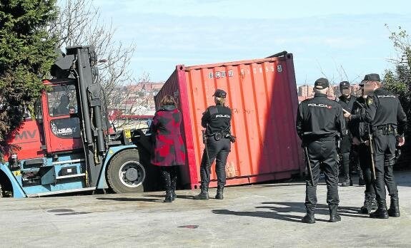 Varios agentes de Policía, en las instalaciones del grupo Agalsa, donde escoltaron a un camión. 