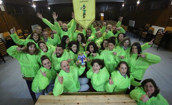 Los integrantes de Folixa pa Toos posan con el galardón de mejor charanga de la trigésima edición del concurso local. 