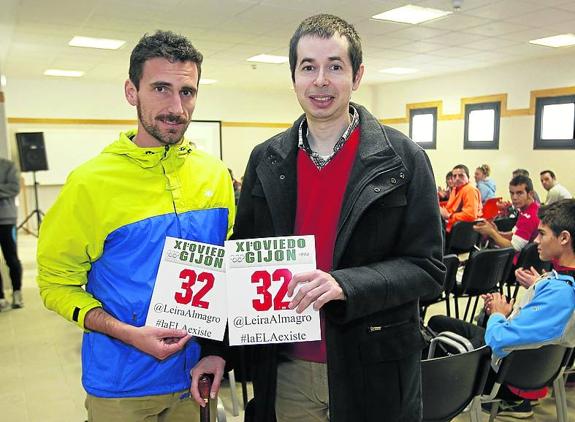 Fernando Leira con el atleta gijonés Marcos Peón que también corrió varias pruebas luciendo el dorsal 32. 