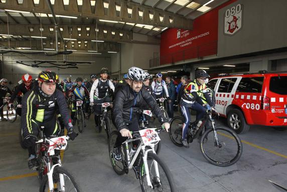 Salida de los participantes en la marcha desde el parque de bomberos de Roces.