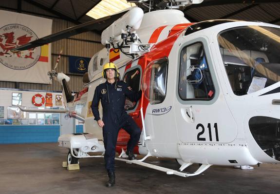 Fidel Cantos, junto al helicóptero Helimer Cantábrico. 