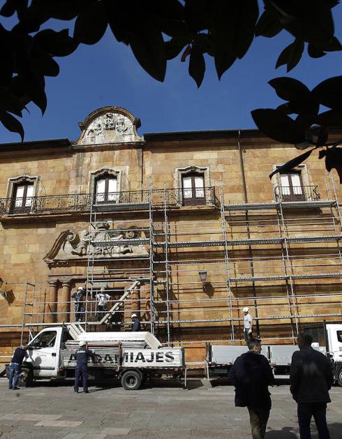 Operarios colocando andamios ayer por la mañana. 