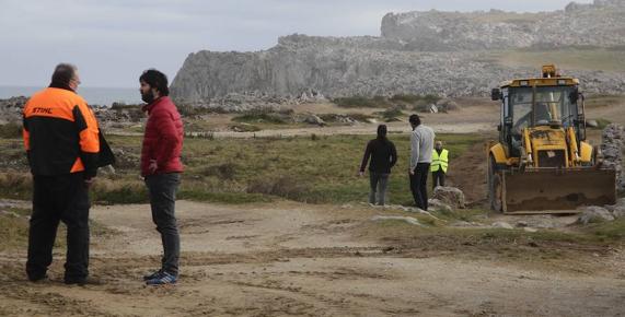 A la izquierda, Enrique Riestra habla con un operario. Al fondo, Lisandra del Campo y Javier Ardines contemplan las obras. 