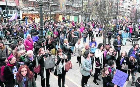 Participantes en la manifestación de Gijón, antes de salir en el paseo de Begoña. 