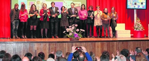 Foto de familia del presidente del Principado, junto a la alcaldesa de Avilés, y las ponentes, en la Casa de Cultura avilesina, donde se celebraron los actos oficiales. 