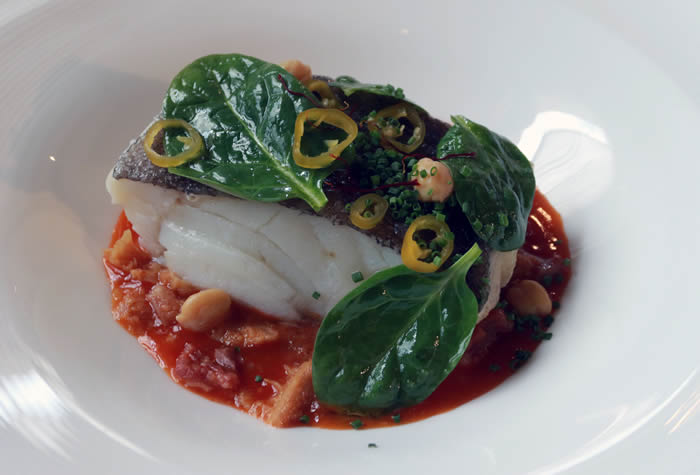 Bacalao con callos de ternera, guindilla, piparra y espinacas