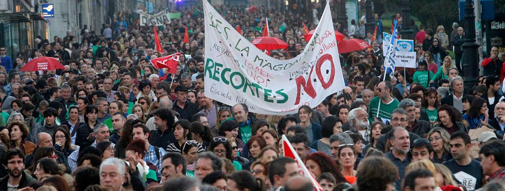 Los manifestantes portaban numerosas pancartas reivindicativas.