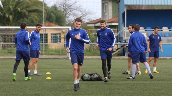 Jugadores del Avilés, entrenándose este miércoles.