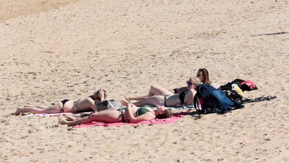 Las agradables temperaturas han animado a algunos asturianos a disfrutar de una jornada de playa en pleno marzo.