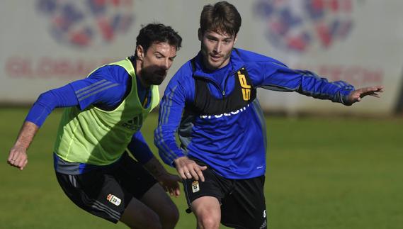 Toché y Jon Erice en un entrenamiento del Real Oviedo