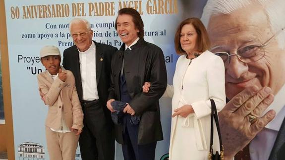 El padre Ángel, junto a Raphael y a Natalia Figueroa. 