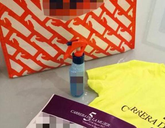 Un quitagrasa y una bolsa de la compra: el polémico regalo de la Carrera de la Mujer de Almería