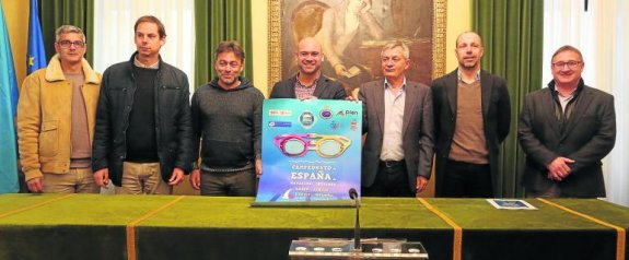 José Rivera, Nacho Aybar, José Ramón Tuero, Jesús Martínez, Fernando Carpena, Secundino González y Eloy Iglesias, en la presentación del Campeonato de España de invierno infantil y júnior en el Ayuntamiento de Gijón. 