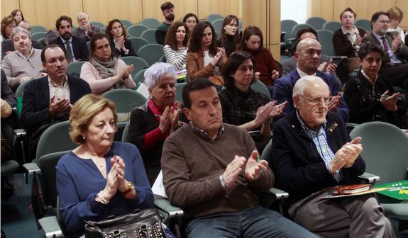 Los comerciantes que asistieron al café, al que no faltó el presidente de la Asociación Asturleonesa del Camino de Santiago, José Luis Galán, a la derecha en primera fila. 