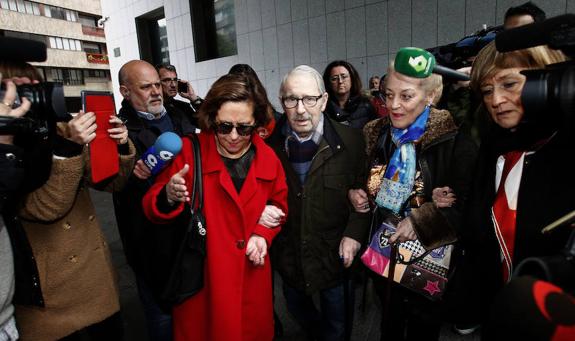 La abogada Ana García Boto, Fernández Villa y su esposa, María Jesús Iglesias, a su llegada al juzgado el pasado día 3.