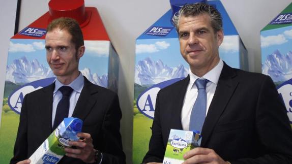 El director general de Central Lechera Asturiana, José Armando Tellado, y el director de Marketing, Juan Povedano, durante la presentación de productos totalmente naturales de la marca, hoy en Granda.