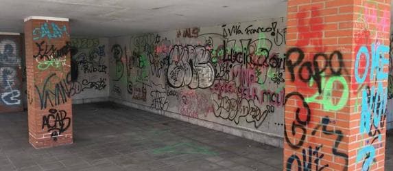 Los grafitis son habituales en las cercanías del centro cultural o en los bajos de la calle Camino de San Juán . 