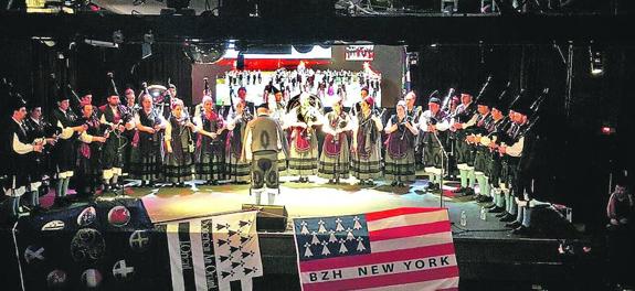 Los integrantes del Llacín, sobre el escenario de la Highline BallRoom de Nueva York. 